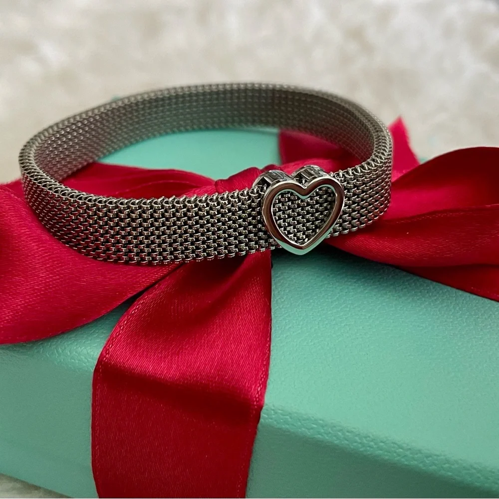 Tiffany and Co. Somerset Mesh Heart Stretch Bracelet - Picture 9 of 10